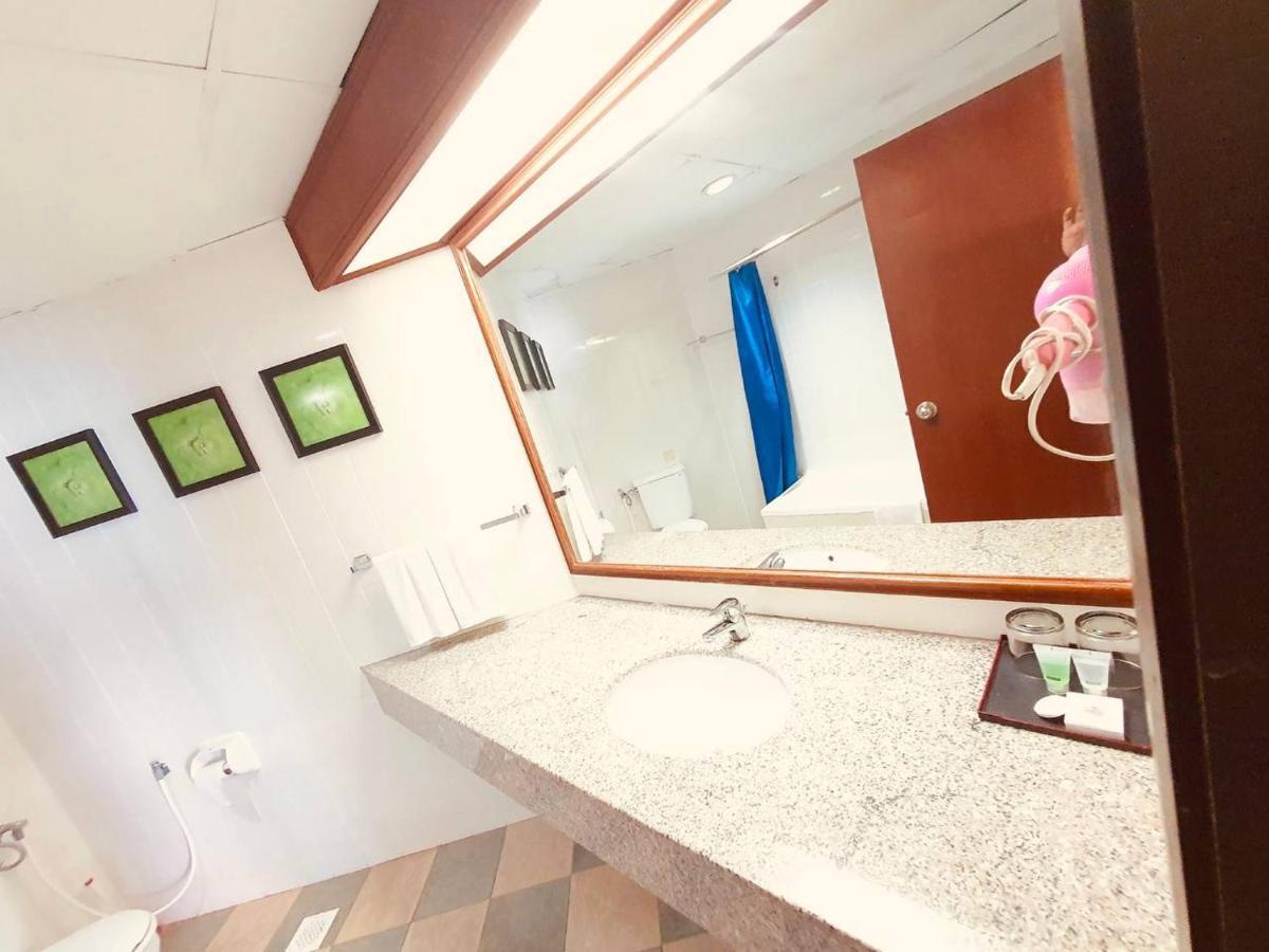 Romantic Couple Suite + Beach-Front Balcony Tanjung Bungah (Penang) Exterior photo