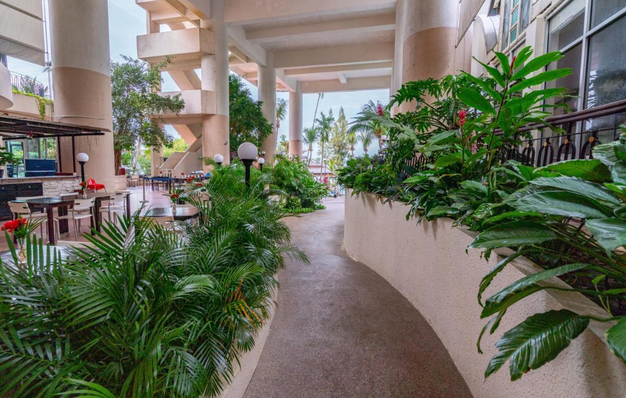 Romantic Couple Suite + Beach-Front Balcony Tanjung Bungah (Penang) Exterior photo
